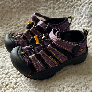 Keen hiking/water sandals girls size 9